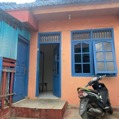 Cempaka Hostel Лабуан Баджо Екстериор снимка
