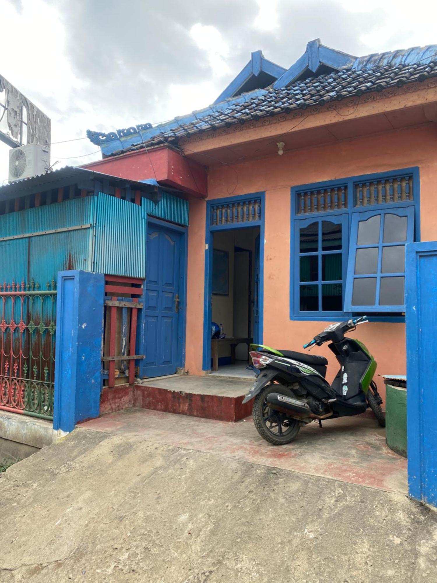 Cempaka Hostel Лабуан Баджо Екстериор снимка