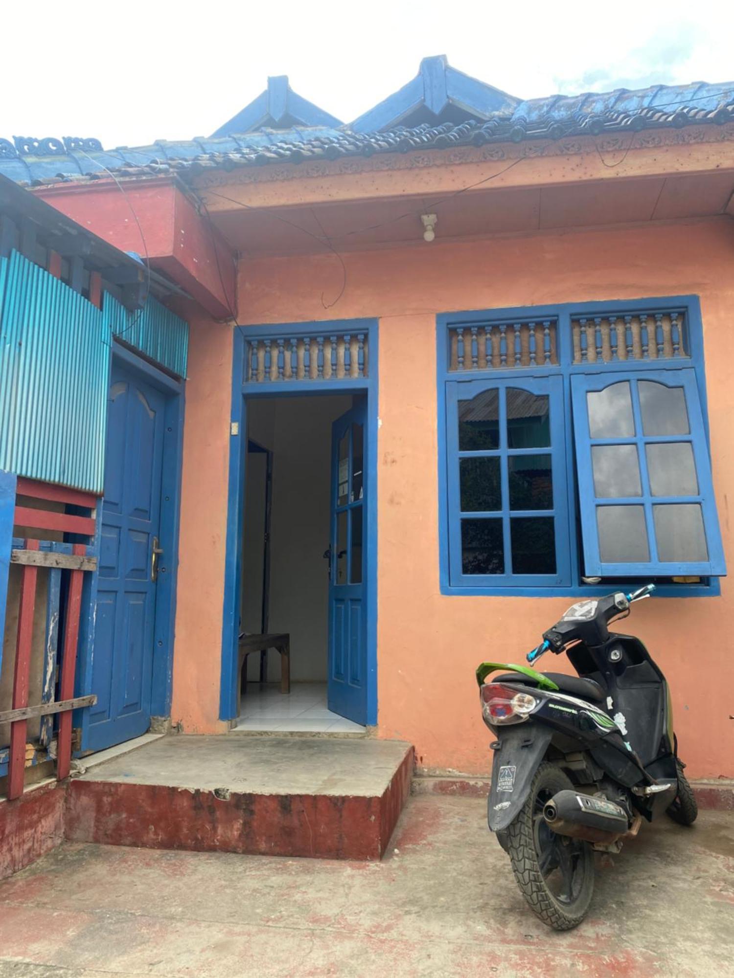 Cempaka Hostel Лабуан Баджо Екстериор снимка